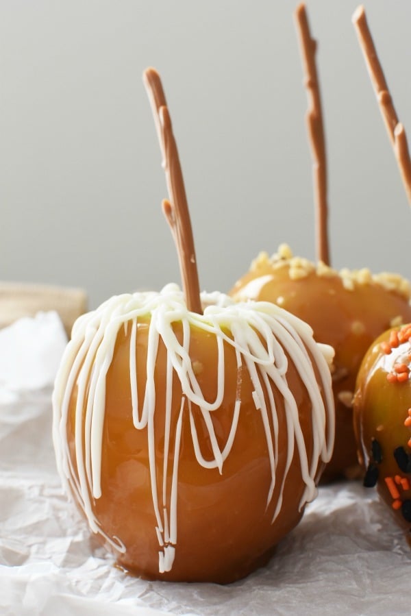 White chocolate drizzle candy apple1