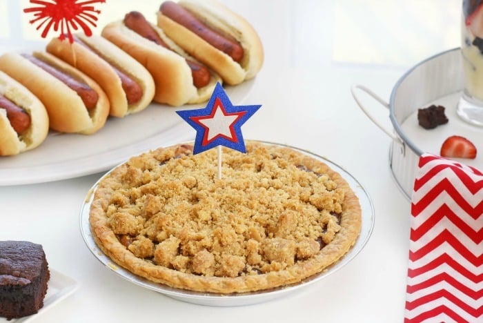 dutch apple pie with star in the middle 